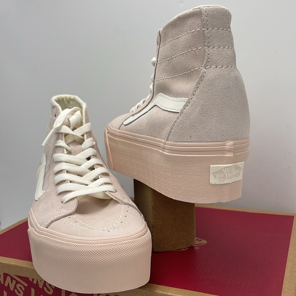 Vans WMNS Sk8-Hi Tapered Stacked Suede Shell
VN0A5JMKBXO
Platforms Sneakers - Picture 9 of 16